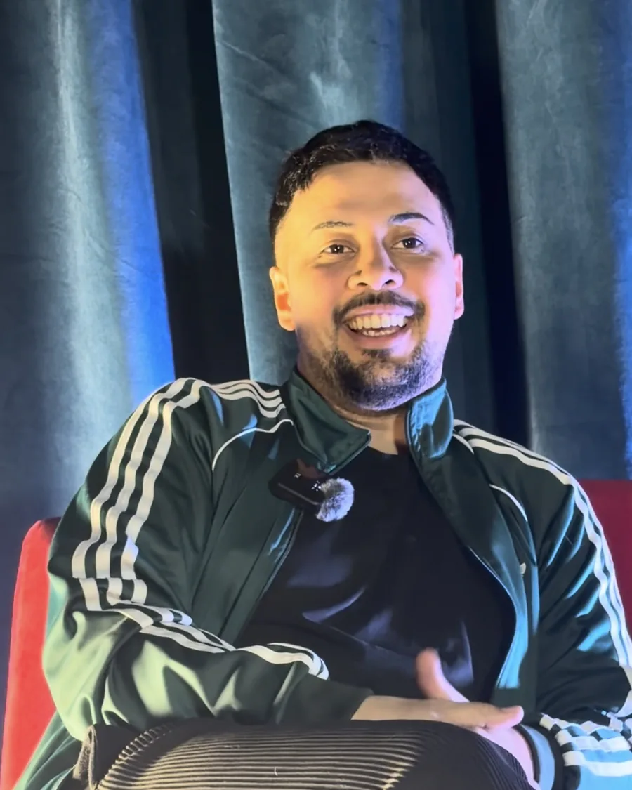 Retrato de Federico Aguirre, Dirección General de NEXO Studios, con campera deportiva verde