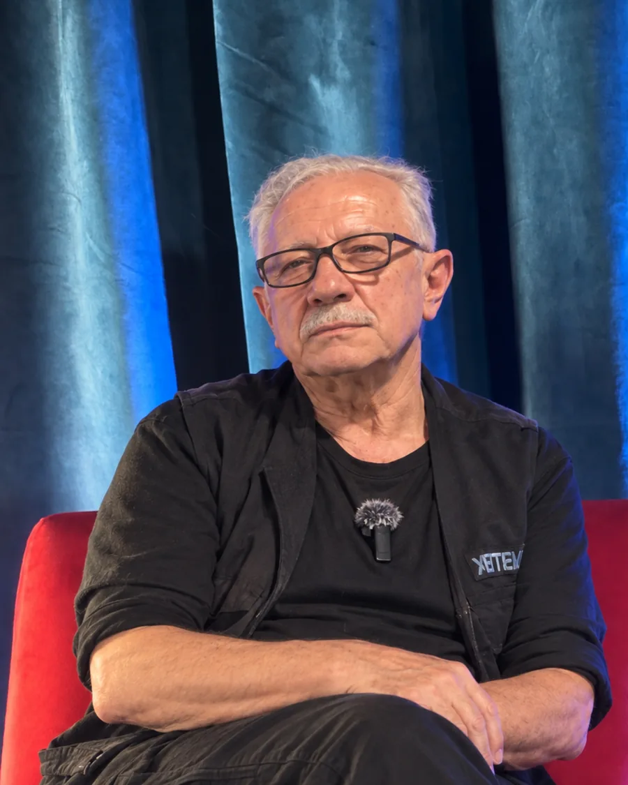 Retrato de Miguel Ángel Alegría Basile, responsable del equipamiento técnico de NEXO Studios, sentado en el sillón rojo del set